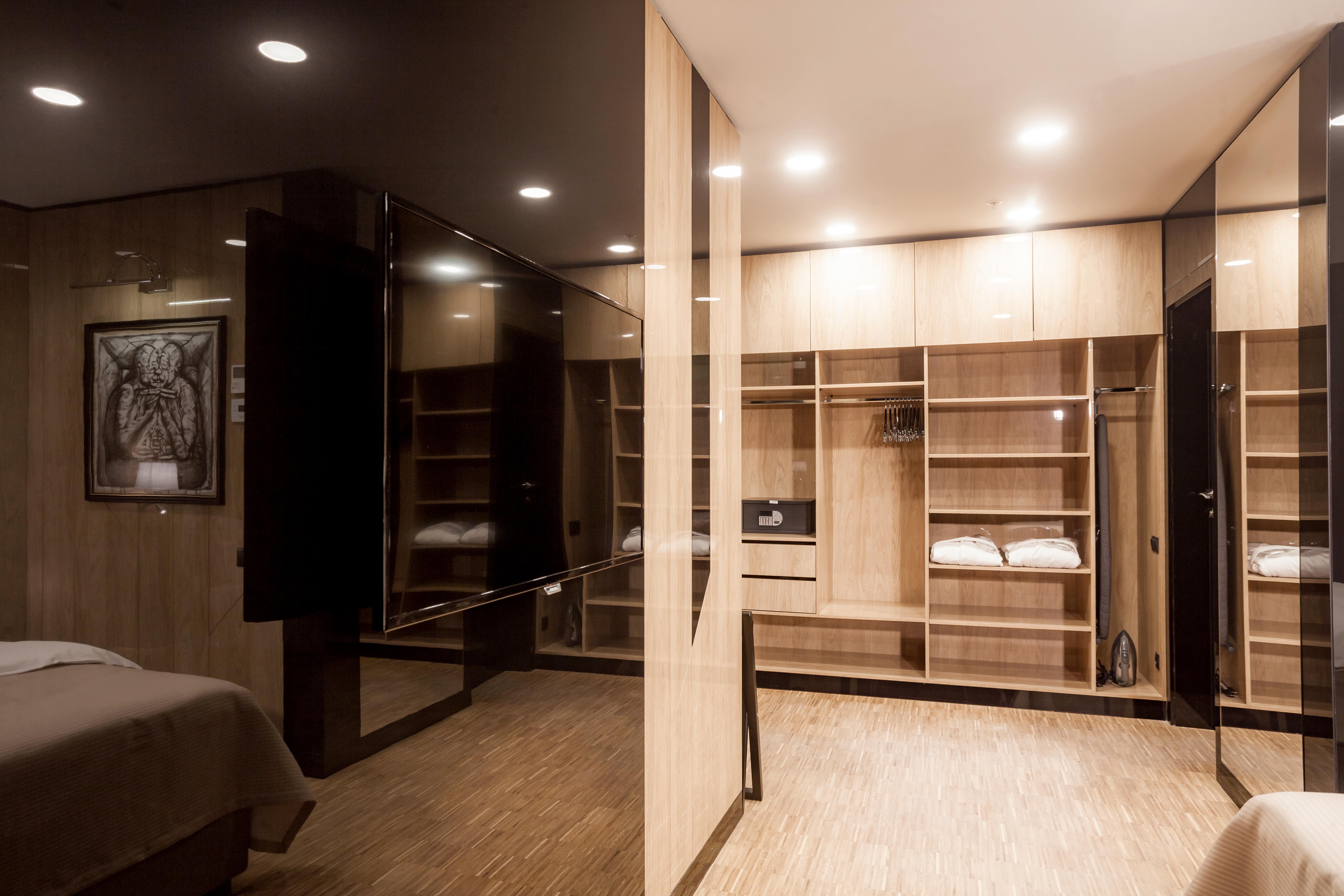 Hotel Platinia Cluj Napoca Bagian luar foto A walk-in closet