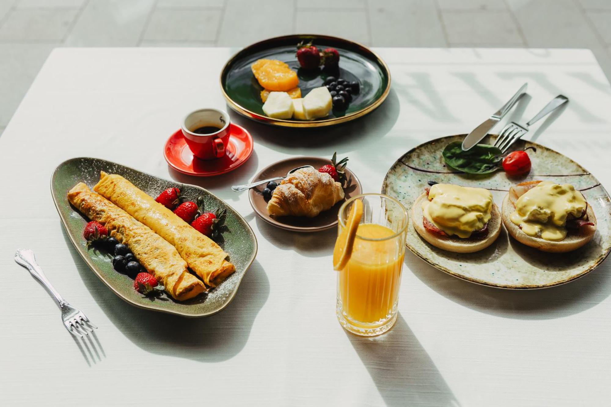 Hotel Platinia Cluj Napoca Bagian luar foto Breakfast at the Hotel