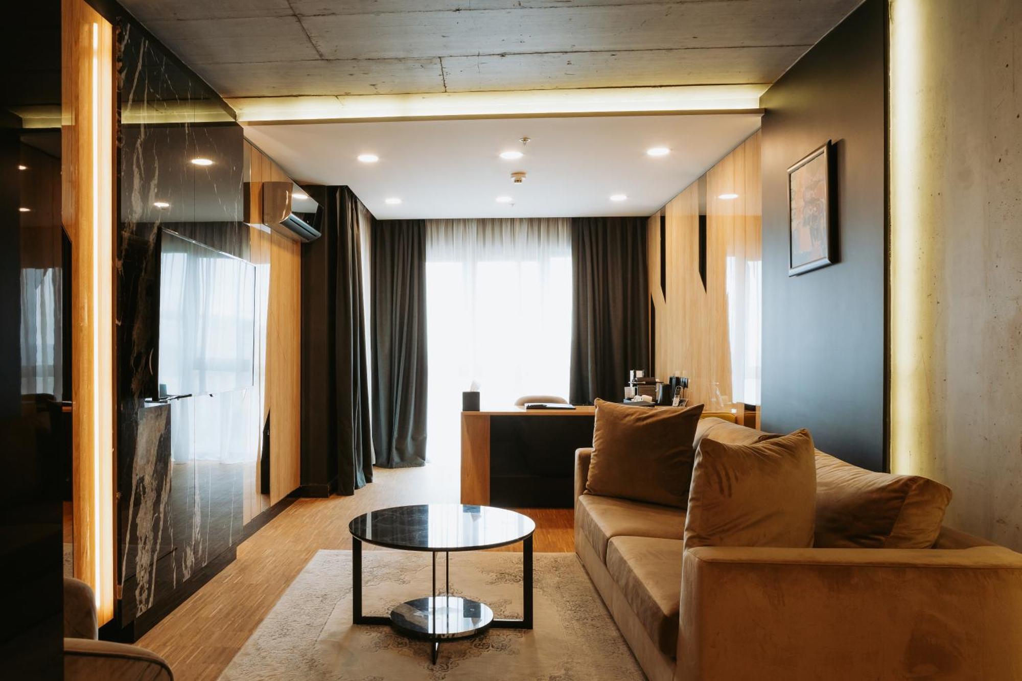 Hotel Platinia Cluj Napoca Bagian luar foto A suite at the hotel
