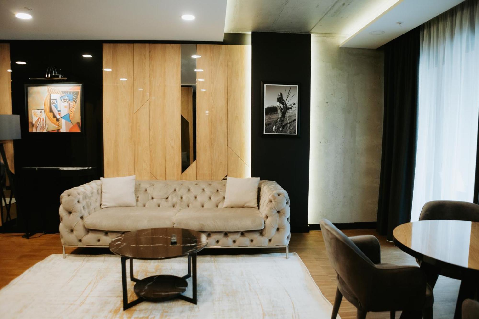 Hotel Platinia Cluj Napoca Bagian luar foto The interior of the suite