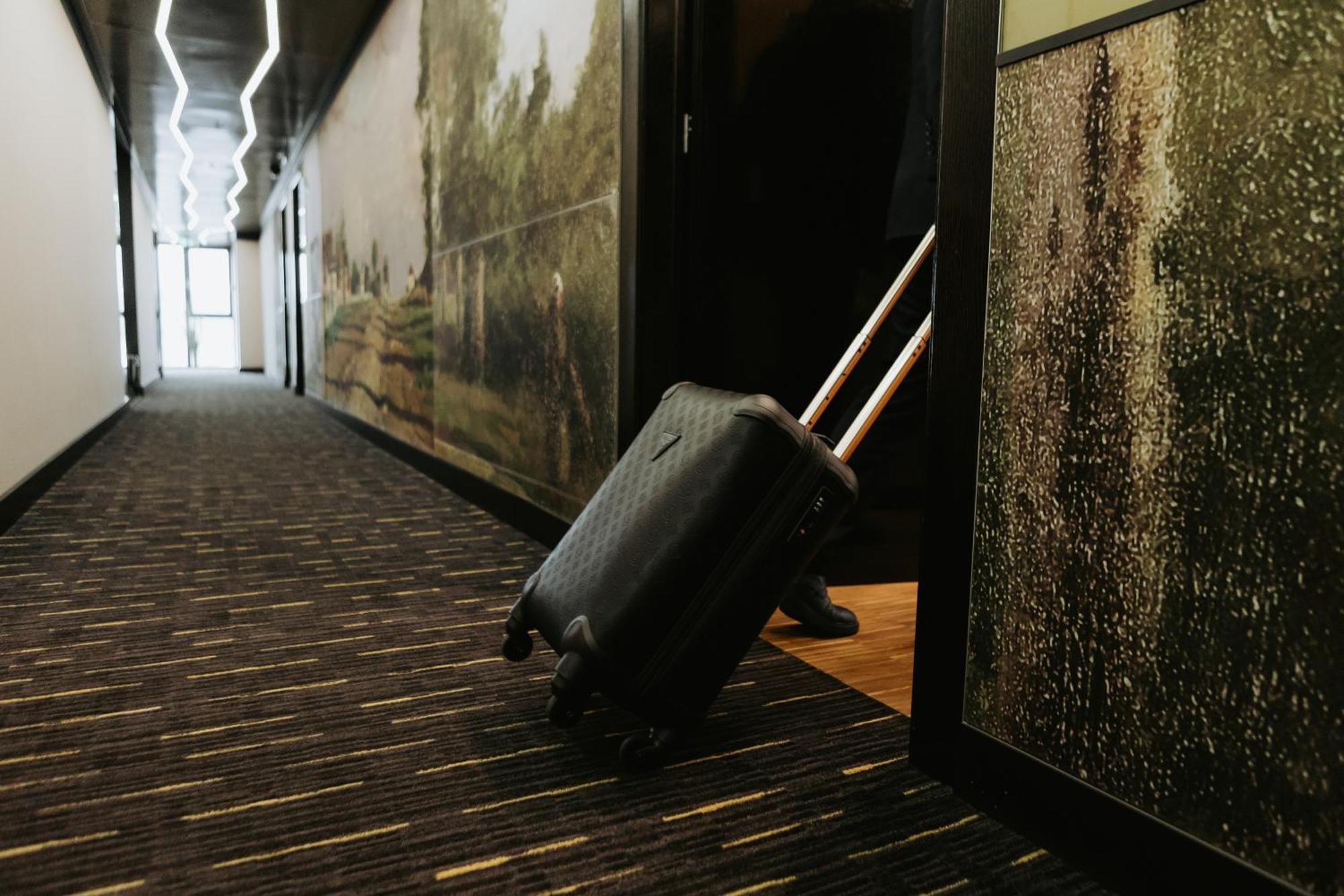 Hotel Platinia Cluj Napoca Bagian luar foto A suitcase