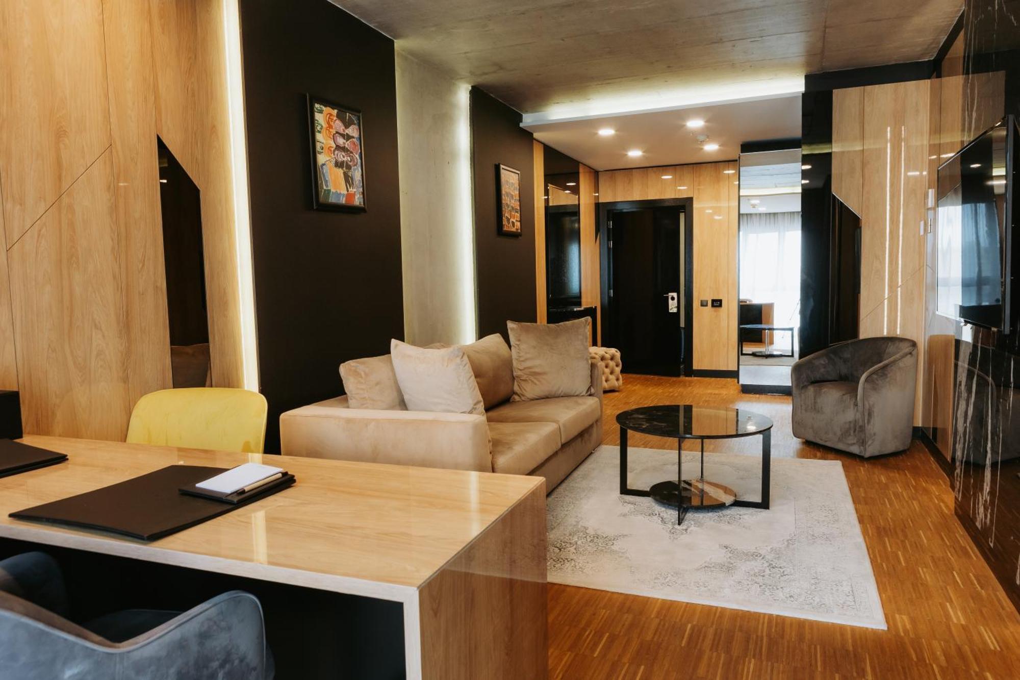 Hotel Platinia Cluj Napoca Bagian luar foto A typical suite at the hotel