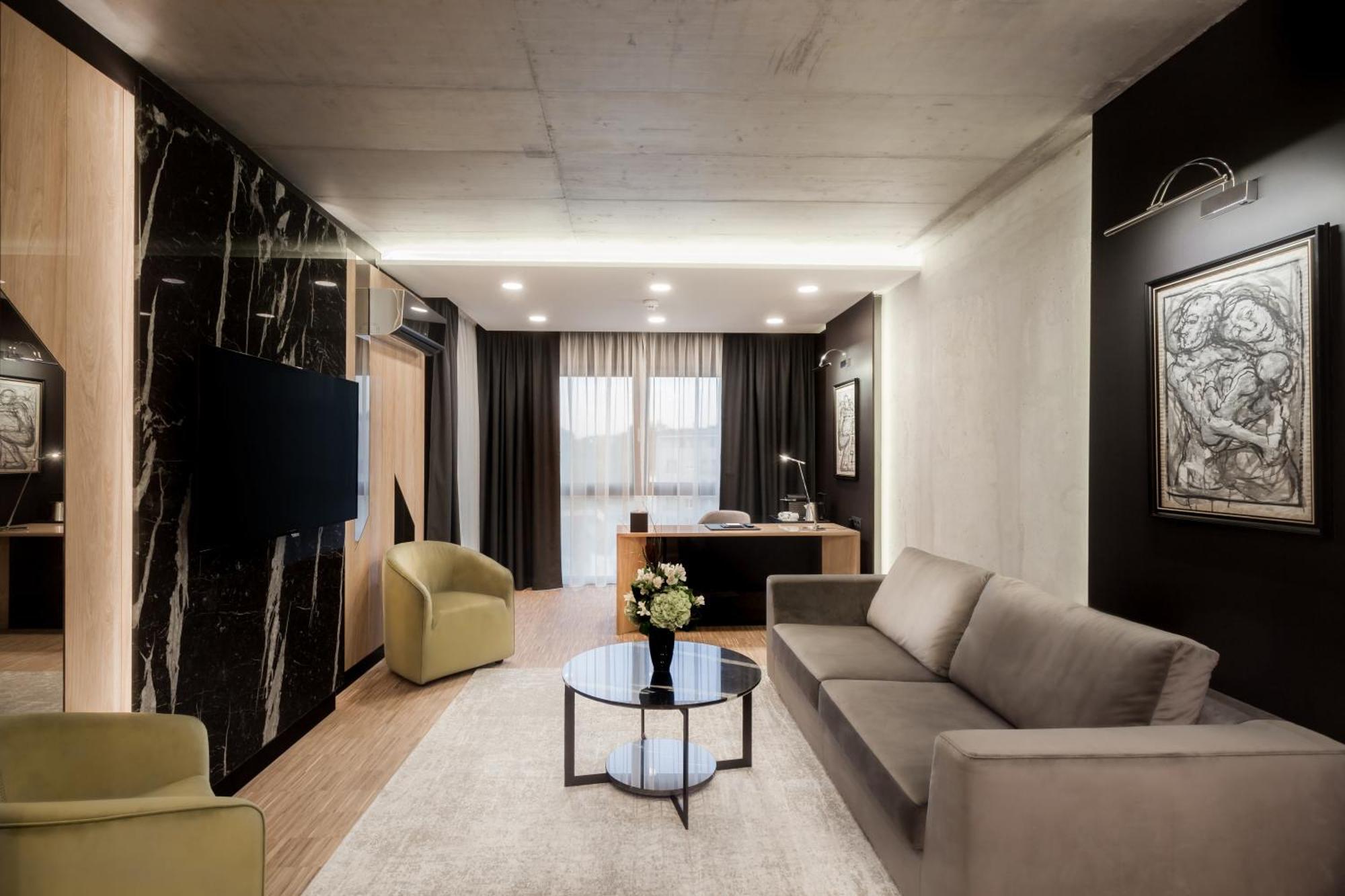 Hotel Platinia Cluj Napoca Bagian luar foto The interior of the presidential suite