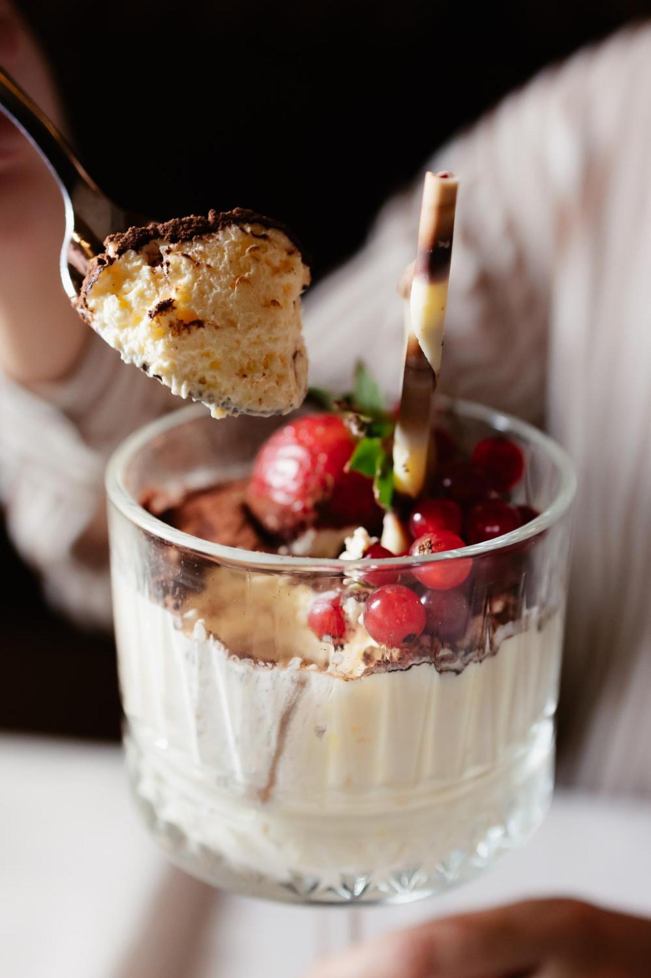 Hotel Platinia Cluj Napoca Bagian luar foto A strawberry parfait