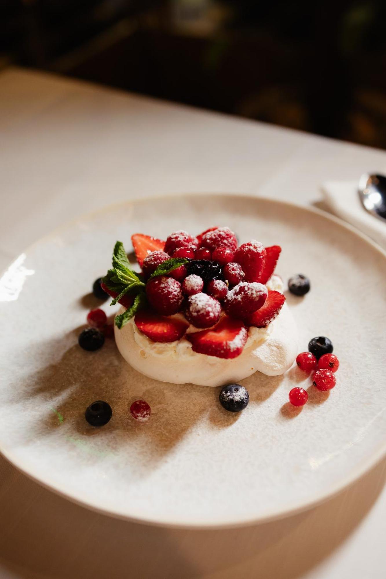 Hotel Platinia Cluj Napoca Bagian luar foto Pavlova with mixed berries