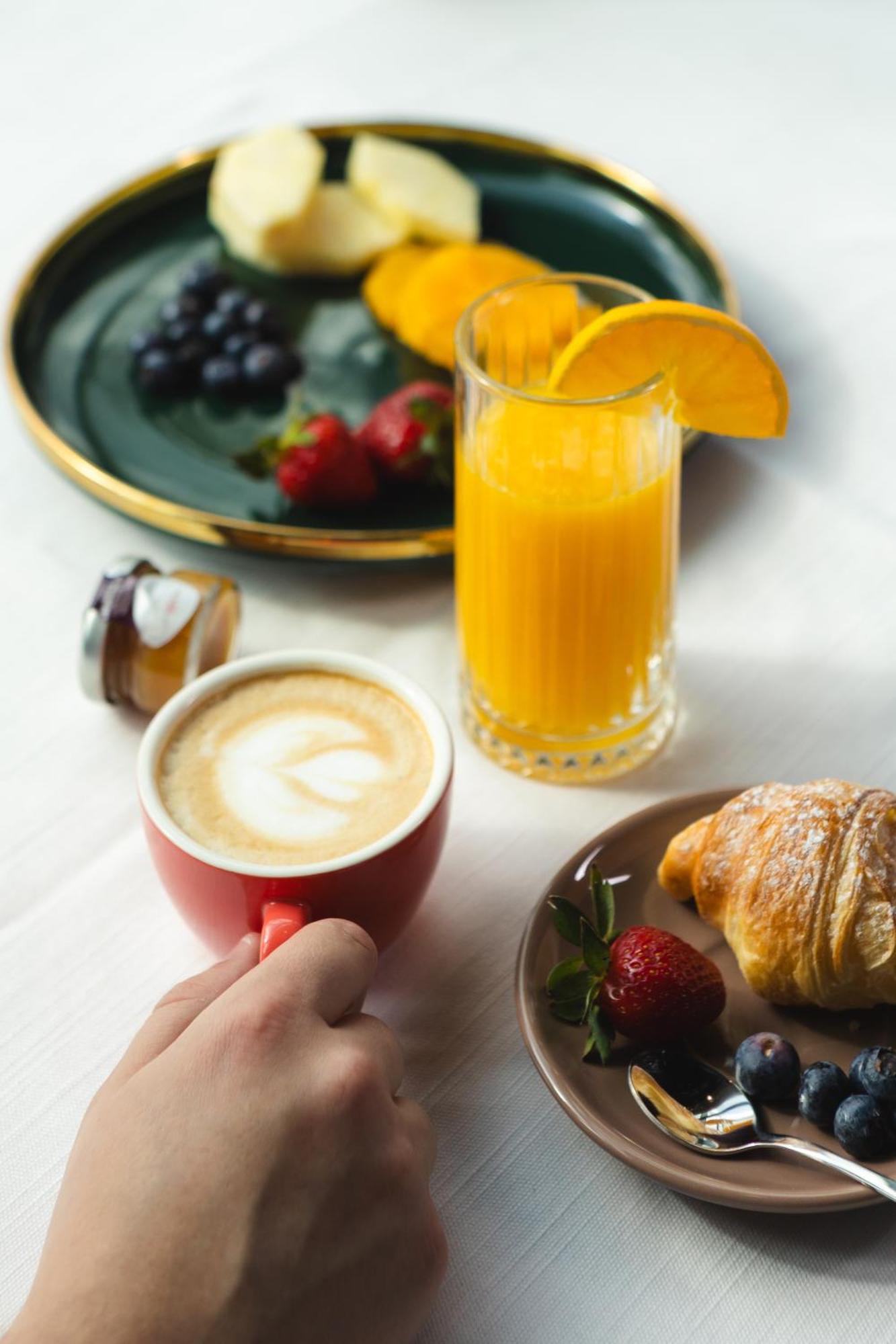 Hotel Platinia Cluj Napoca Bagian luar foto A typical continental breakfast