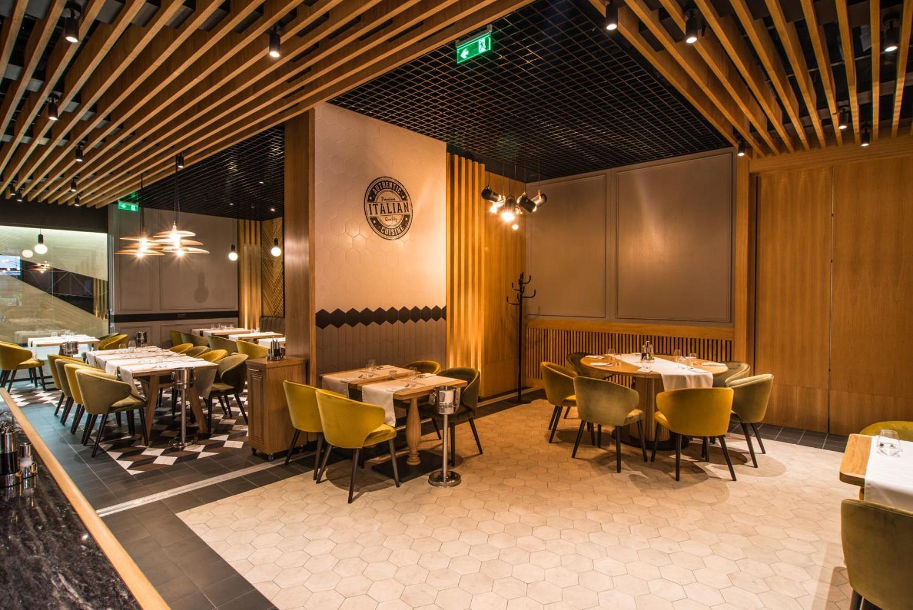 Hotel Platinia Cluj Napoca Bagian luar foto Restaurant in the airport