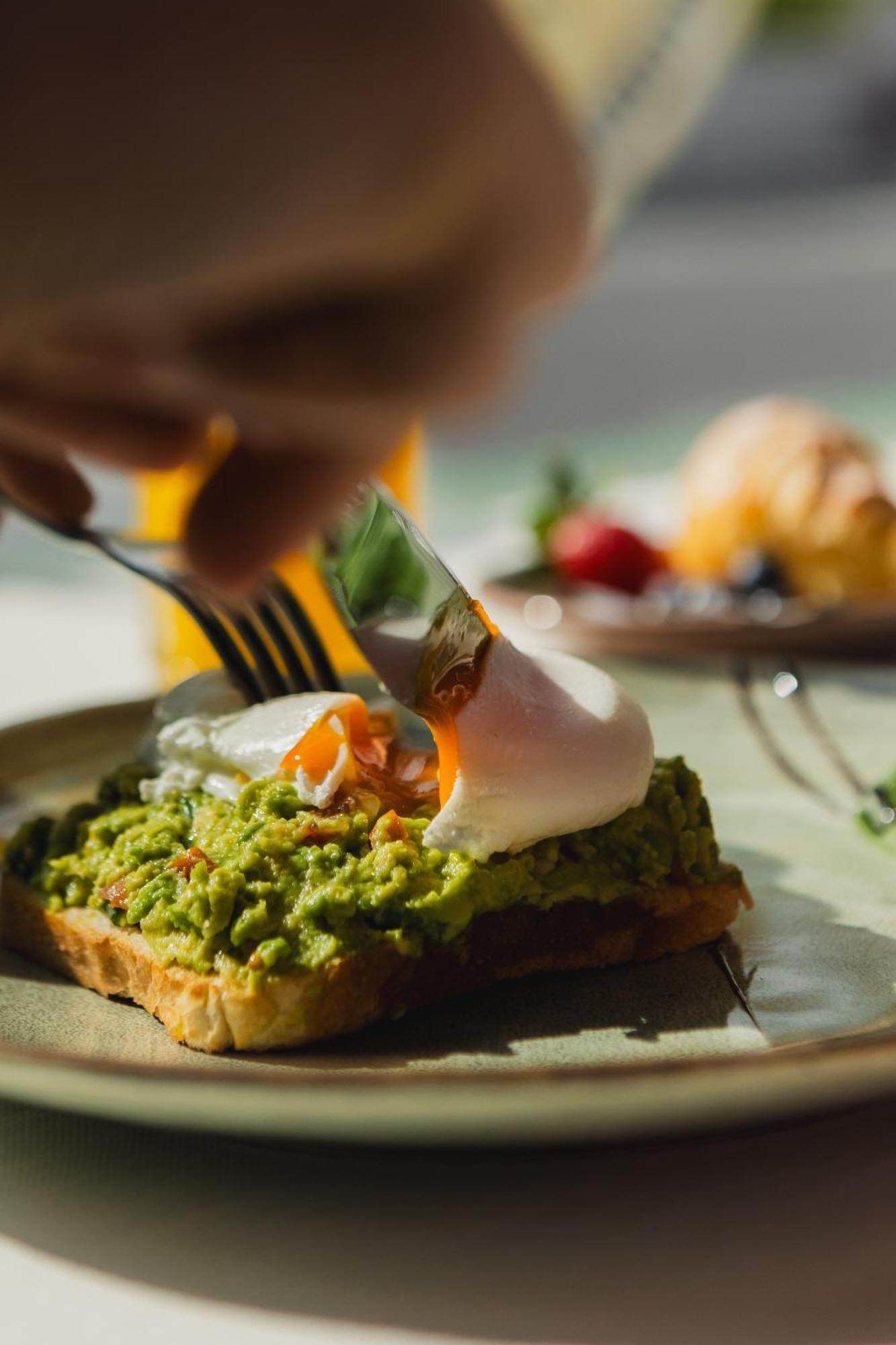 Hotel Platinia Cluj Napoca Bagian luar foto Avocado and egg on toast