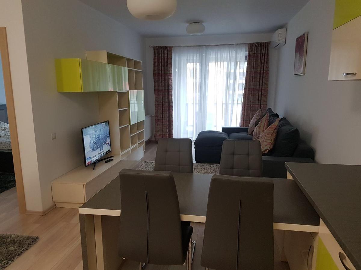 Hotel Platinia Cluj Napoca Bagian luar foto A typical apartment in the complex