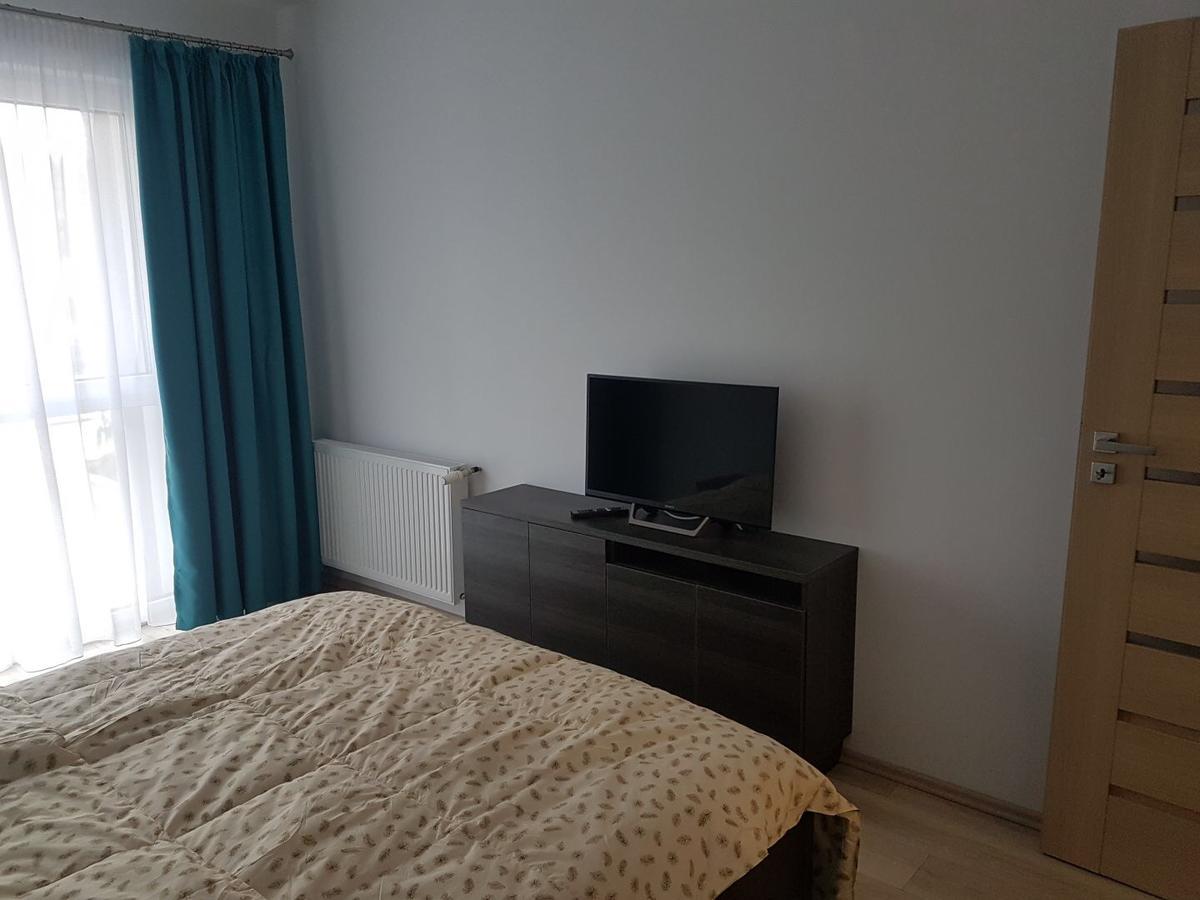 Hotel Platinia Cluj Napoca Bagian luar foto A bedroom with a television