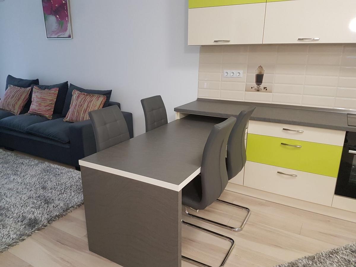 Hotel Platinia Cluj Napoca Bagian luar foto A modern kitchen