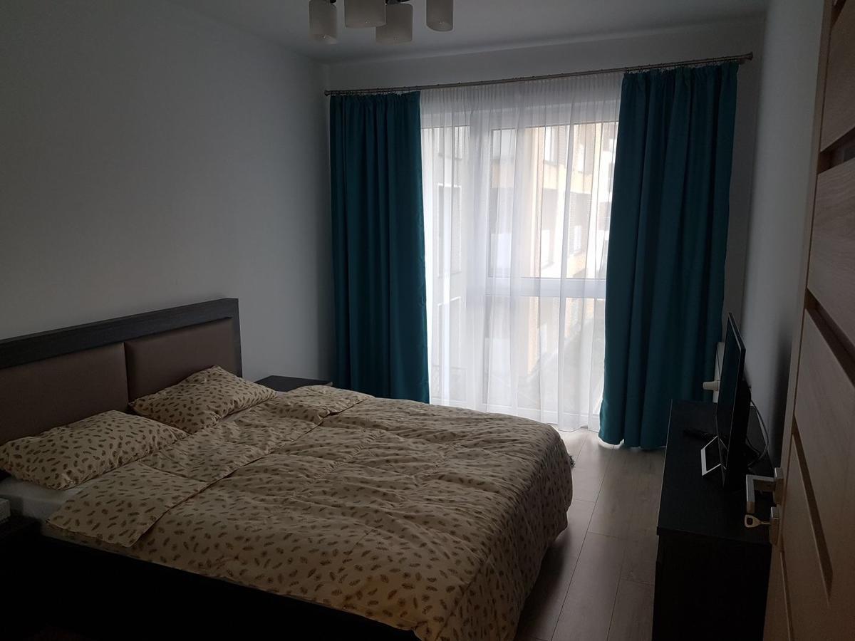 Hotel Platinia Cluj Napoca Bagian luar foto A bedroom in a typical apartment