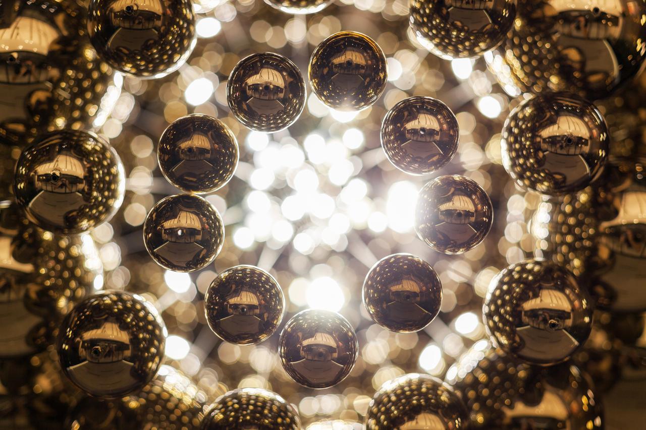 Hotel Platinia Cluj Napoca Bagian luar foto A close-up of a mirror ball