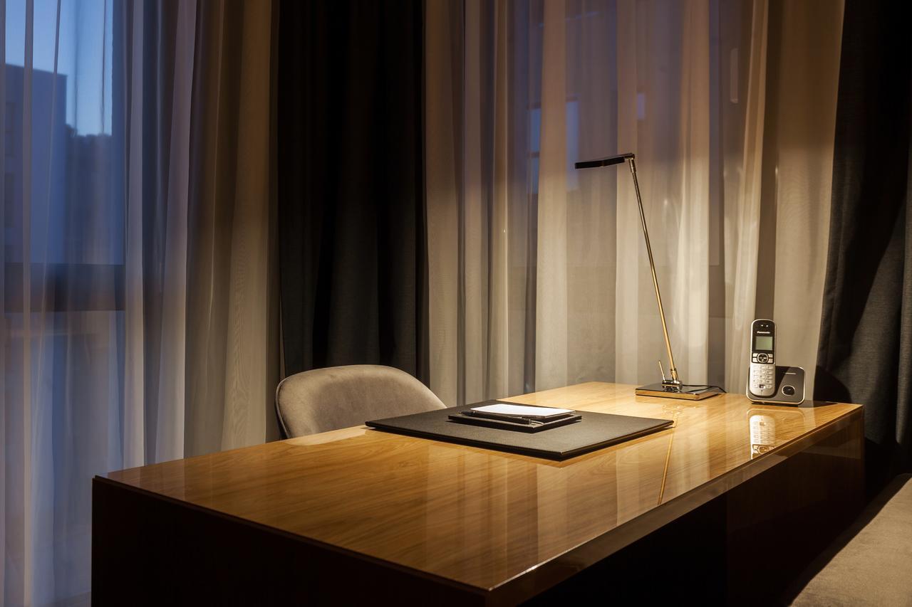 Hotel Platinia Cluj Napoca Bagian luar foto A desk in a hotel room