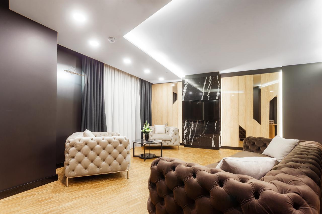 Hotel Platinia Cluj Napoca Bagian luar foto A living room with a suspended ceiling