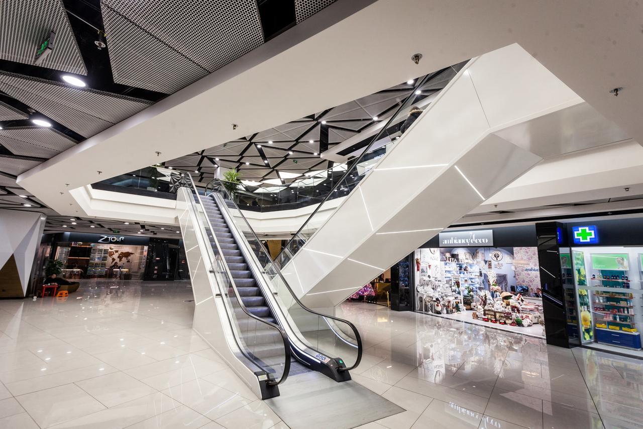 Hotel Platinia Cluj Napoca Bagian luar foto The interior of the mall